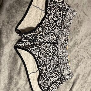 Lululemon Speed Short 2.5 inches, Posey black pattern, Used, Size 10